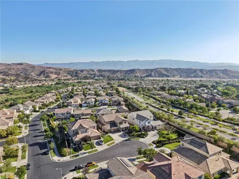 View/Area - 22384 Riverstream Ct, Saugus, CA 91350 photo 7 of 12