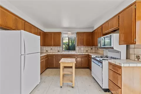 Kitchen - 2425 Duval Rd, Santa Rosa Valley, CA 93012 photo 4 of 4