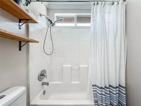 Bath - 1630 Licho Way, Oxnard, CA 93030 photo 4 of 9
