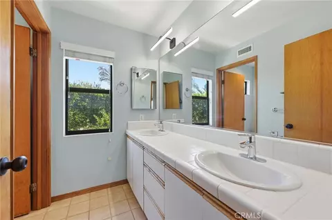 Bath - 1931 Warmlands Ave, Vista, CA 92084 photo 4 of 5