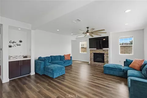Living - 22604 Dragonfly Ct, Saugus, CA 91350 photo 1 of 2