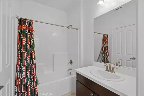 Bath - 22604 Dragonfly Ct, Saugus, CA 91350 photo 1 of 3