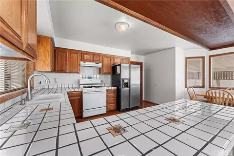 Kitchen - 33535 170th E, Llano, CA 93544 photo 5 of 5