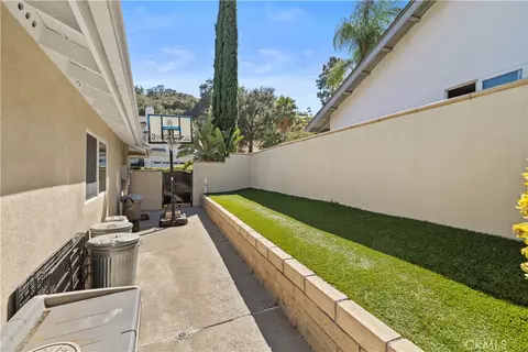Exterior - 9408 True Knoll Dr, Tujunga, CA 91042 photo 9 of 10