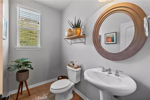 Bath - 28200 Nield Ct, Saugus, CA 91350 photo 1 of 5