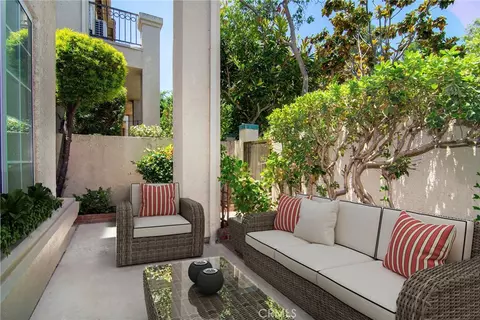 Exterior - 618 Warwick Ave, Thousand Oaks, CA 91360 photo 3 of 10