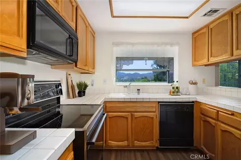 Kitchen - 618 Warwick Ave, Thousand Oaks, CA 91360 photo 2 of 2