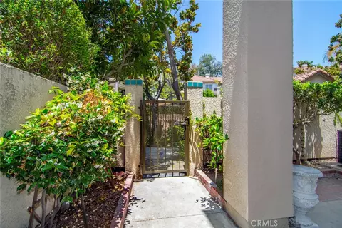 Exterior - 618 Warwick Ave, Thousand Oaks, CA 91360 photo 2 of 10