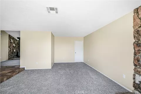 Living - 11694 Pepper St, Hesperia, CA 92345 photo 4 of 10