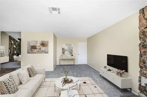 Living - 11694 Pepper St, Hesperia, CA 92345 photo 2 of 10