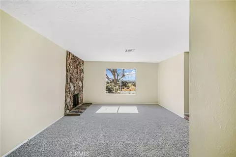 Living - 11694 Pepper St, Hesperia, CA 92345 photo 6 of 10