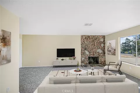 Living - 11694 Pepper St, Hesperia, CA 92345 photo 3 of 10