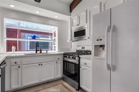 Kitchen - 5123 Neptune Sq, Oxnard, CA 93035 photo 2 of 2
