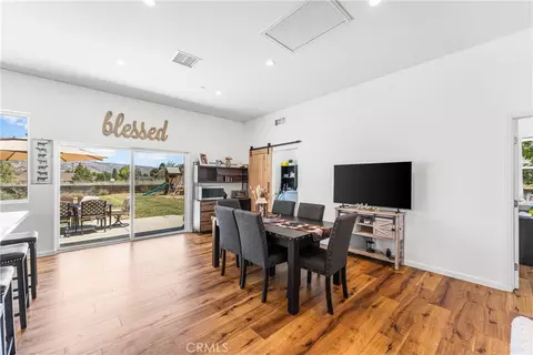 Dining - 28301 Stallion Springs Dr, Tehachapi, CA 93561 photo 2 of 2