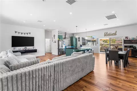 Entry Way - 28301 Stallion Springs Dr, Tehachapi, CA 93561 photo 2 of 2