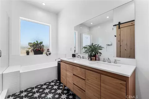 Bath - 28301 Stallion Springs Dr, Tehachapi, CA 93561 photo 1 of 3