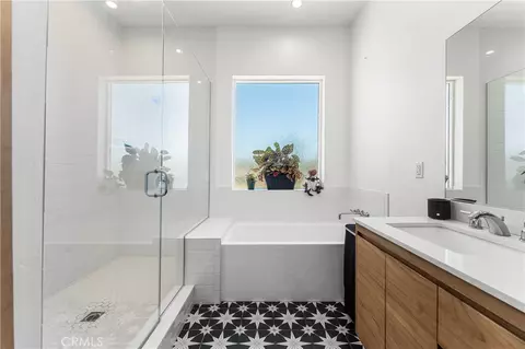 Bath - 28301 Stallion Springs Dr, Tehachapi, CA 93561 photo 2 of 3
