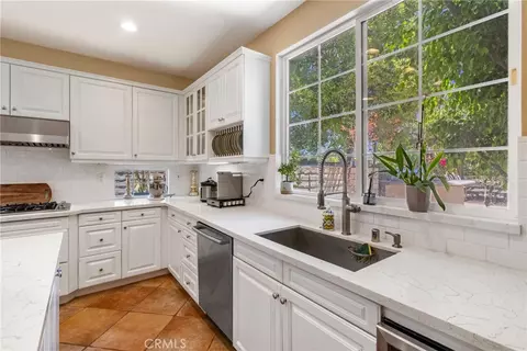 Kitchen - 574 Oak Tree Ct, Simi Valley, CA 93065 photo 4 of 6