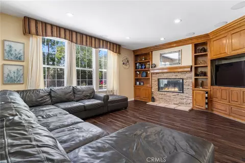 Living - 574 Oak Tree Ct, Simi Valley, CA 93065 photo 2 of 5