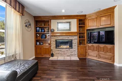 Living - 574 Oak Tree Ct, Simi Valley, CA 93065 photo 4 of 5