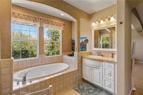 Bath - 574 Oak Tree Ct, Simi Valley, CA 93065 photo 4 of 5