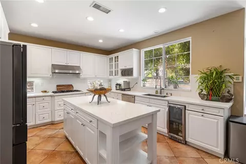 Kitchen - 574 Oak Tree Ct, Simi Valley, CA 93065 photo 2 of 6