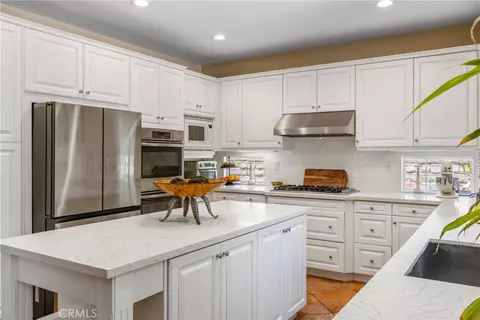 Kitchen - 574 Oak Tree Ct, Simi Valley, CA 93065 photo 3 of 6