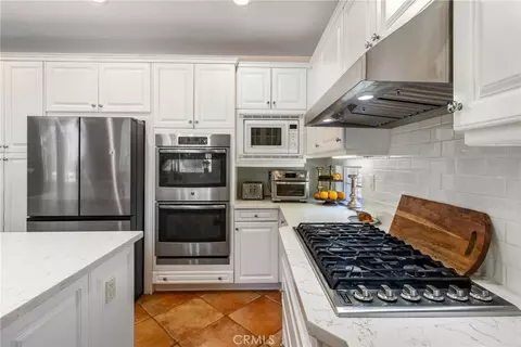 Kitchen - 574 Oak Tree Ct, Simi Valley, CA 93065 photo 5 of 6