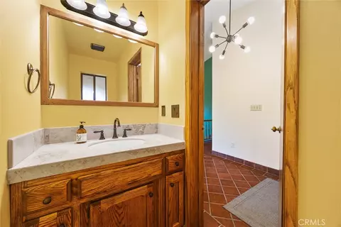 Bath - 23921 Parke Ct, Tehachapi, CA 93561 photo 1 of 5