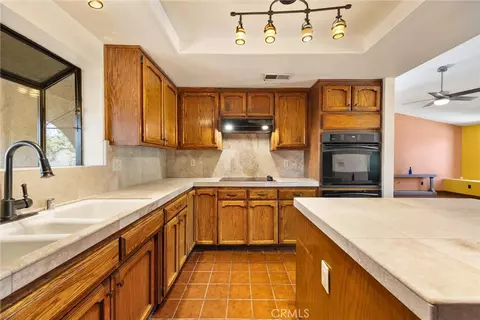 Kitchen - 23921 Parke Ct, Tehachapi, CA 93561 photo 3 of 4