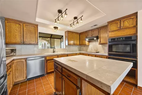 Kitchen - 23921 Parke Ct, Tehachapi, CA 93561 photo 2 of 4