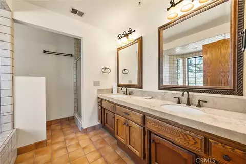 Bath - 23921 Parke Ct, Tehachapi, CA 93561 photo 2 of 5