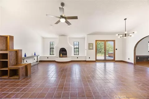Living - 23921 Parke Ct, Tehachapi, CA 93561 photo 5 of 7