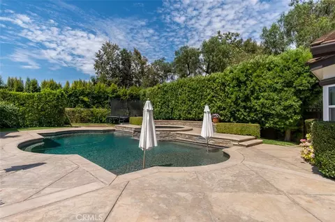 Exterior - 586 Valley Gate Rd, Simi Valley, CA 93065 photo 5 of 12