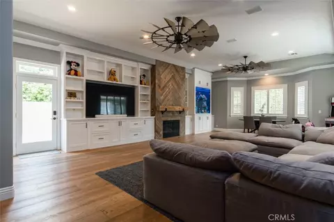 Living - 586 Valley Gate Rd, Simi Valley, CA 93065 photo 3 of 6