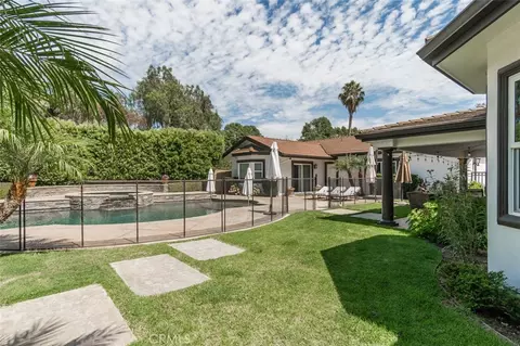 Exterior - 586 Valley Gate Rd, Simi Valley, CA 93065 photo 3 of 12