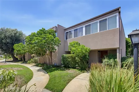 18134 Killion St #4, Tarzana, CA 91356