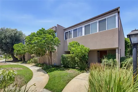 18134 Killion St #4, Tarzana, CA 91356