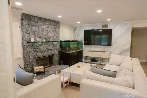 Living - 3060 Sioux Ct, Simi Valley, CA 93063 photo 2 of 4