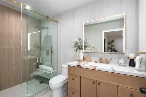 Bath - 6853 Willis Ave, Van Nuys, CA 91405 photo 4 of 6