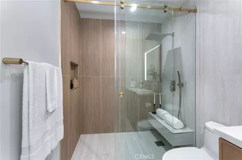 Bath - 6853 Willis Ave, Van Nuys, CA 91405 photo 5 of 6