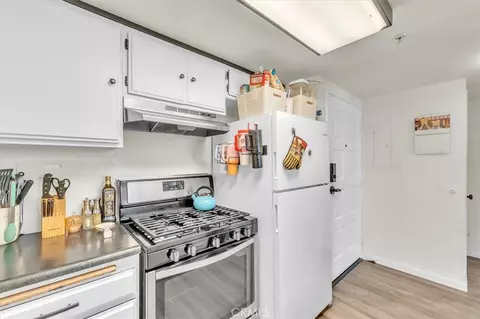 Kitchen - 865 S B St #G1, Oxnard, CA 93030 photo 4 of 4