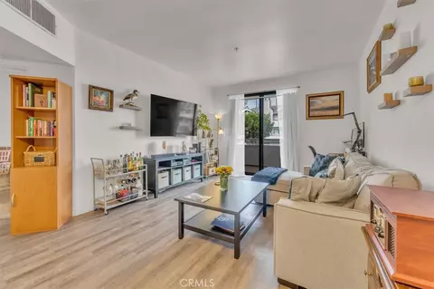 Living - 865 S B St #G1, Oxnard, CA 93030 photo 2 of 5