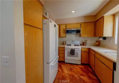 Kitchen - 31371 The Old Rd #E, Castaic, CA 91384 photo 1 of 2