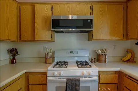 Kitchen - 31371 The Old Rd #E, Castaic, CA 91384 photo 2 of 2