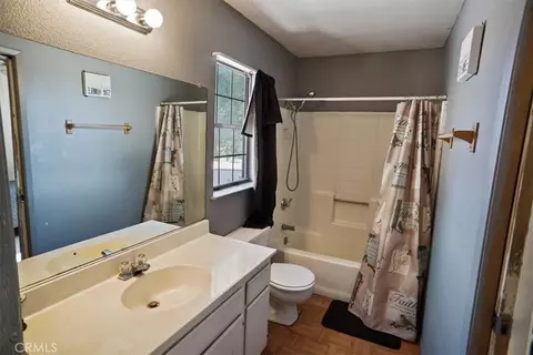 Bath - 44943 16th E, Lancaster, CA 93535 photo 3 of 3