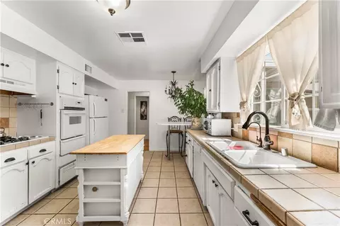 Kitchen - 44449 Loneoak, Lancaster, CA 93534 photo 4 of 7