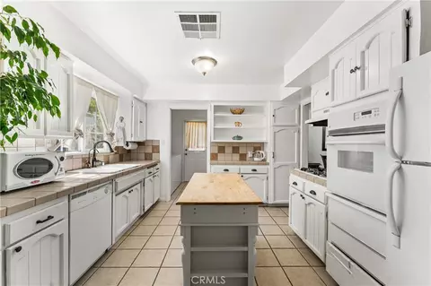 Kitchen - 44449 Loneoak, Lancaster, CA 93534 photo 5 of 7