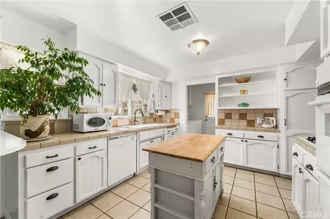 Kitchen - 44449 Loneoak, Lancaster, CA 93534 photo 6 of 7