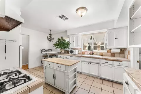 Kitchen - 44449 Loneoak, Lancaster, CA 93534 photo 2 of 7